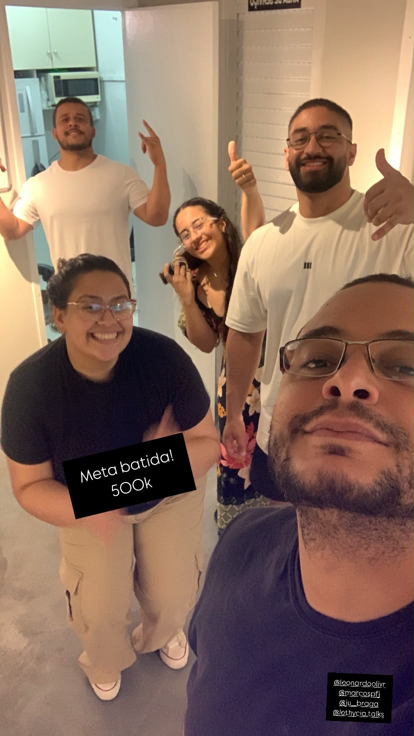 Time da VD Escala comemorando meta de 500 mil reais em um mês