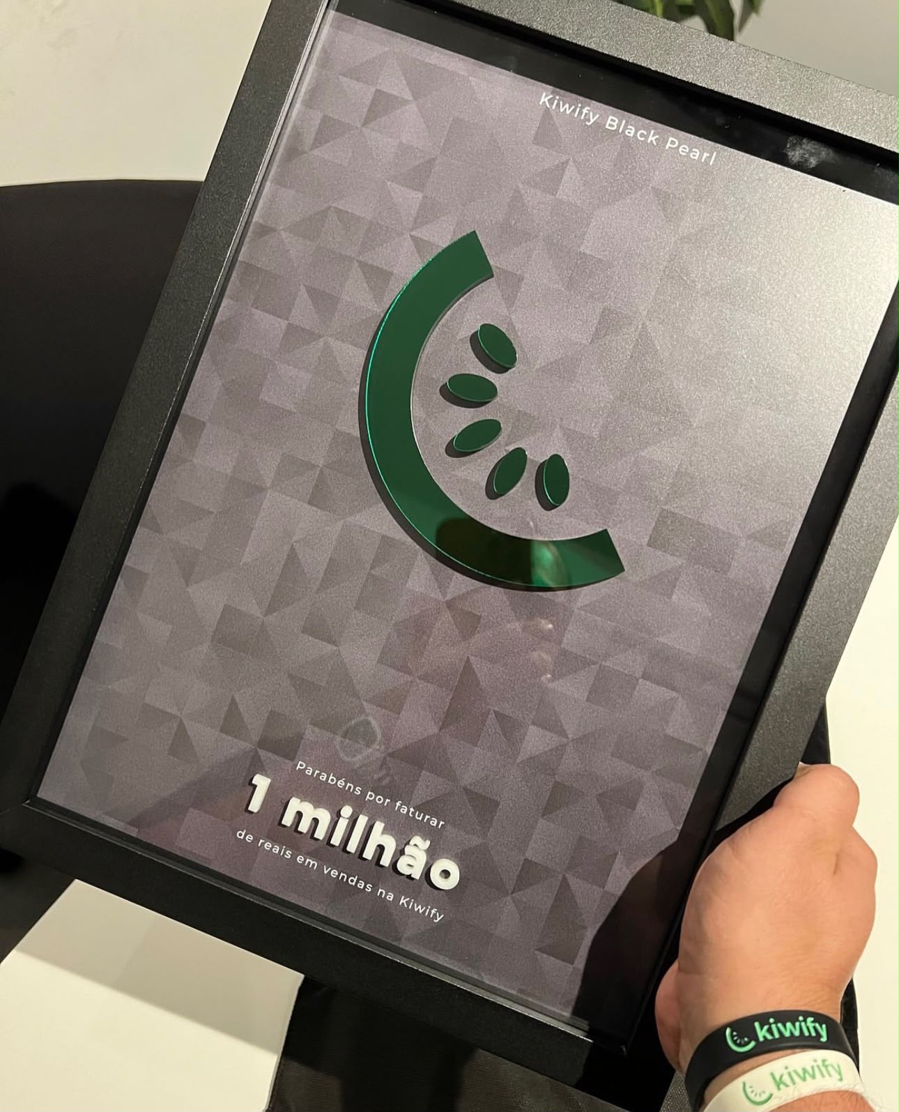 Placa Kiwify de 1 milhão de reais em vendas da VD Escala